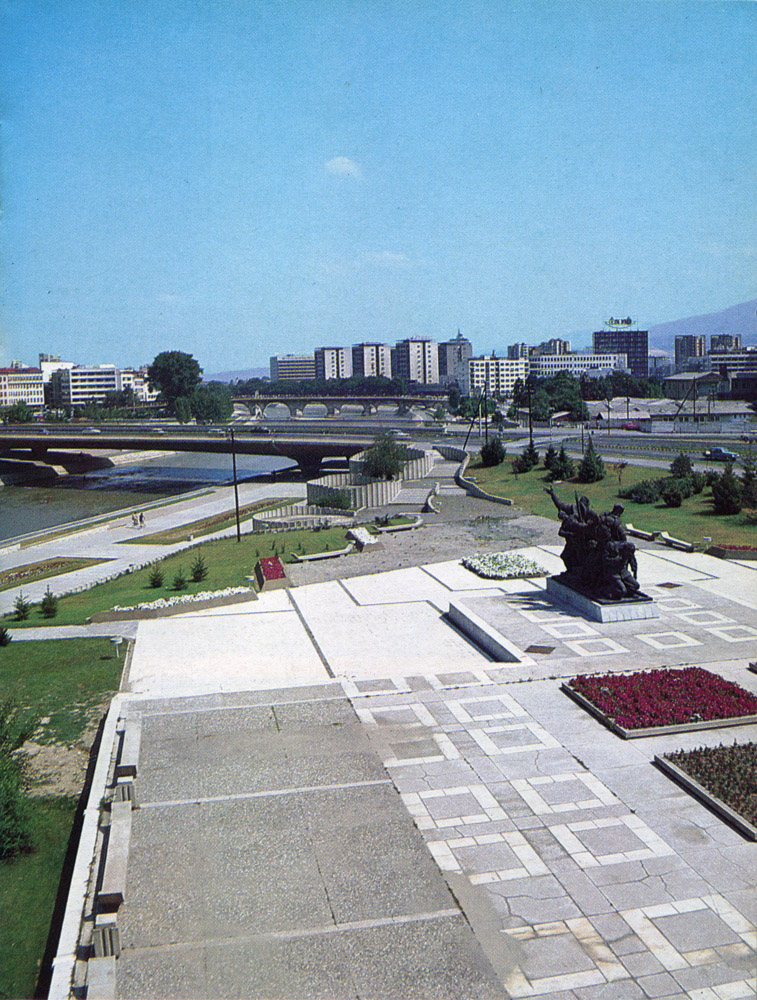 Мост »Гоце Делчев« и Споменикот на ослободителите на Скопје